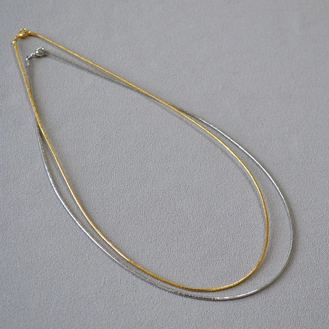 Collana Girocollo a Molla in Ottone Placcato Oro 18K Minimalista di Nicchia per Donna Gioielli con Temperamento Geometrico