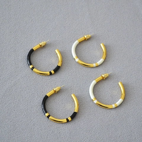 Orecchini A Cerchio A Forma Di C Minimalisti Smalto A Righe Ottone Placcato Oro 18K Con Perno In Argento 925 Per Donna