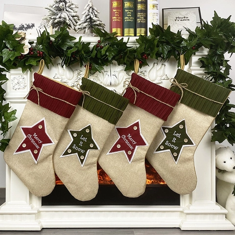 Kerstsok Van Jute Met Gebreide Ruchemanchet Sterrenpatch En Houten Knopen Voor Open Haard Decoratie