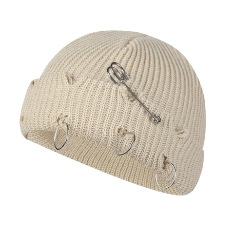 Punk Stijl Acryl Gebreide Muts Met Veiligheidsspeld En Metalen Ringen Distressed Winter Warm Streetwear Goth Cap Voor Dames Heren