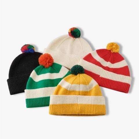 Bonnet en Tricot Rayé pour Femmes Avec Pompon Bonnet en Acrylique Chaud d'Hiver pour Accessoire de Mode Quotidien en Extérieur