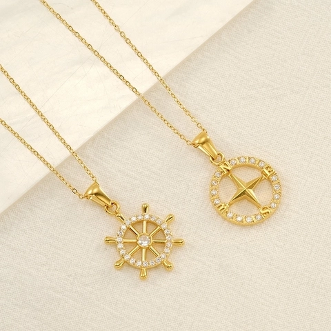 Collana Con Pendente Timone Di Nave E Bussola Nautica Acciaio Inossidabile Placcato Oro 18K Zirconia Gioielli Donna