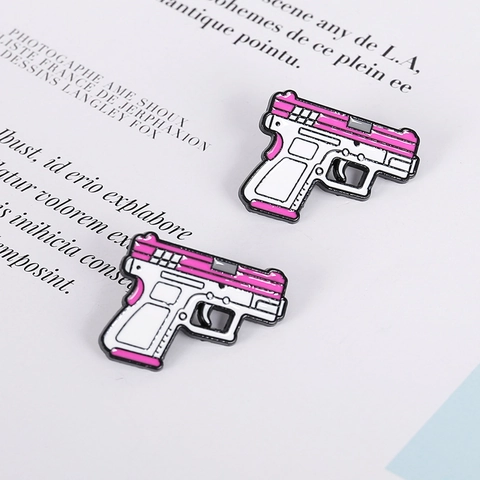 Broche En Émail En Forme De Pistolet Rose Dessin Animé Badge En Alliage Revolver Kawaii Accessoire Bijoux Pour Filles