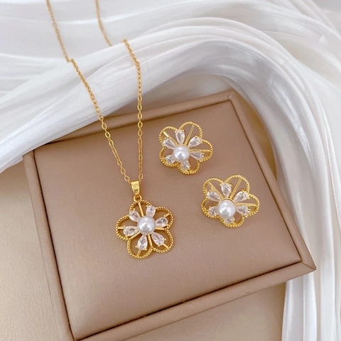 Set Gioielli in Acciaio al Titanio Elegante Collana e Orecchini a Fiore con Perla Artificiale e Strass Placcato Oro