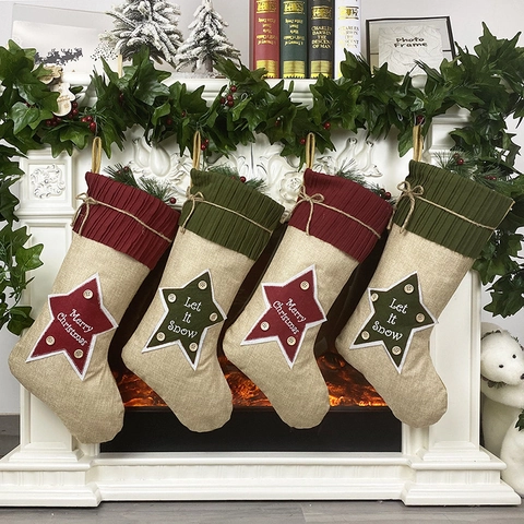 Kerstsok Van Jute Met Gebreide Ruchemanchet Sterrenpatch En Houten Knopen Voor Open Haard Decoratie
