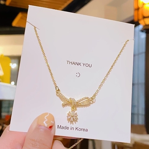 Collana con Pendente a Forma di Fiocco Asimmetrico e Margherita in Acciaio al Titanio Donna Lusso Strass Nappa Gioielli