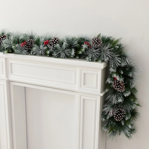 Künstliche Weihnachts-Kiefernnadelgirlande Mit Schneebestäubten Zapfen Und Roten Beeren Für Feiertagsdekoration