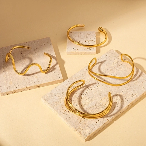Bracciale Rigido Aperto in Acciaio Inossidabile Placcato Oro 18K Vintage Donna Onda Geometrica Intrecciata Regolabile