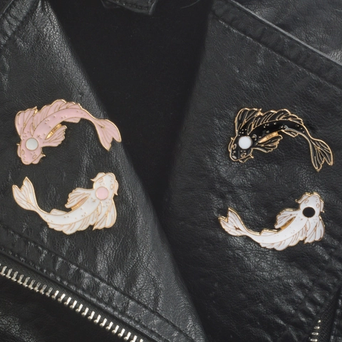 Simpatici Spille in Smalto Pesce Koi Cartoon Stile Giapponese Tai Chi Pesce Spille per Giacche di Jeans Borse Gioielli
