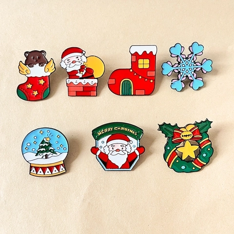 Broche De Noël Épinglette Émail Alliage De Zinc Dessin Animé Père Noël Bonhomme De Neige Arbre Chaussette Cadeau Fête