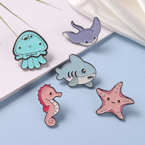 Spille In Smalto Animali Marini Cartone Animato Squalo Medusa Cavalluccio Marino Lega Kawaii Gioielli Da Risvolto Decorazione Vestiti