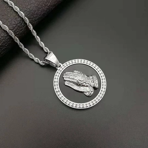 Collier Pendentif Mains En Prière Acier Titane Zircone Cubique Médaillon Rond Hip Hop Bijoux Religieux Pour Hommes Femmes