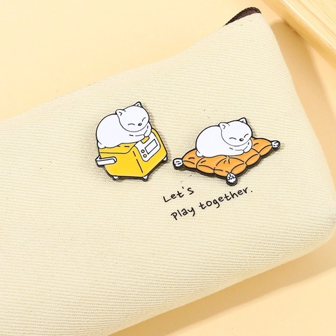 Süße Cartoon Katze Emaille Brosche Pins Für Kleidung Taschen Legierung Tier Abzeichen Lesen Kaffee Trinkende Kätzchen Reversnadeln Schmuck