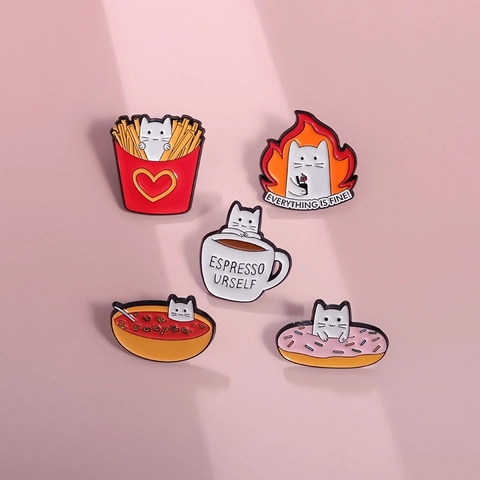Lustige Cartoon Katze Emaille Pin Süße Weiße Katze In Kaffeetasse Suppe Donut Pommes Feuer Brosche Anstecker Für Taschen Jacken