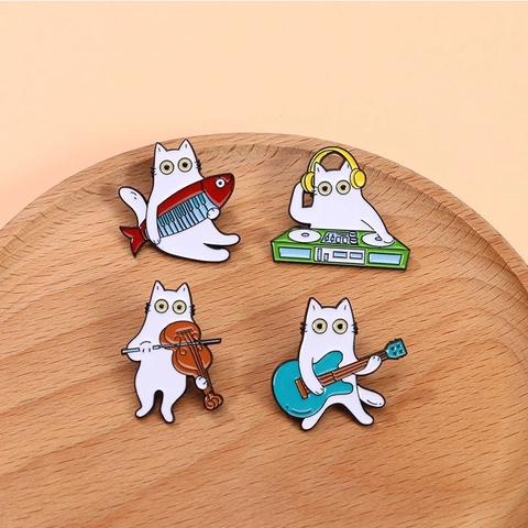 Spille In Smalto Musicista Gatto Carino Distintivi In Metallo Lega Di Zinco Violino Chitarra DJ Pianoforte Gioielli Regalo