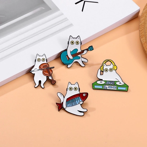 Spille In Smalto Musicista Gatto Carino Distintivi In Metallo Lega Di Zinco Violino Chitarra DJ Pianoforte Gioielli Regalo