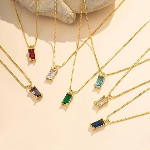 Collana con Pendente a Forma di Rettangolo in Rame Placcato Oro 18K per Donna Zirconia Gioielli di Moda Minimalista Regalo