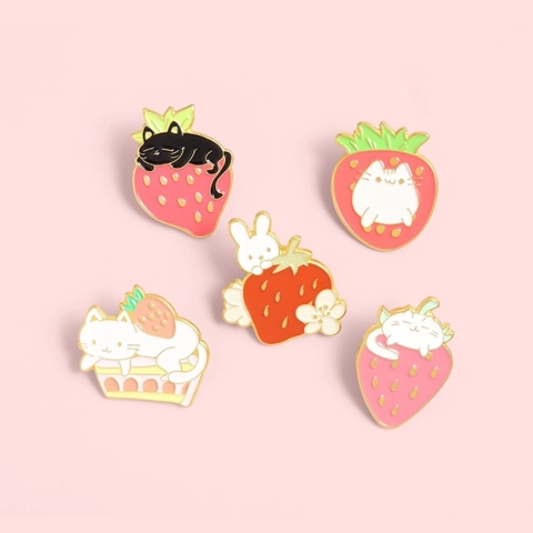 Cartoon Erdbeere Katze Hase Legierung Emaille Brosche Pin Kawaii Tier Frucht Abzeichen Schmuck Für Damen Rucksack Deko
