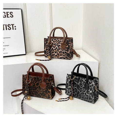 Damen Handtasche Mit Leopardenmuster PU Leder Umhängetasche Mode Henkeltasche Mit Dekorativem Glockenanhänger