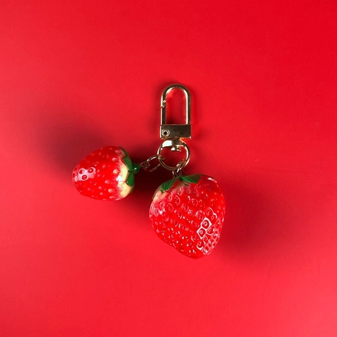 Aardbei Sleutelhanger Hars Realistische Fruit Hanger Met Rood LOVE Lint Bel Hart Label Tas Decoratie