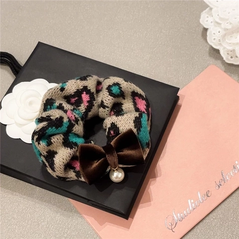 Chouchou En Tricot Léopard Nœud En Velours Pendentif Künstliche Perle Élastique À Cheveux Style Coréen Accessoires Cheveux Femmes