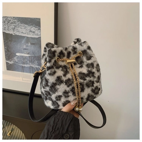 Leopard Print Plush Faux Fur Bucket Bag Women Drawstring Shoulder Crossbody Bag With Artificial Pearl Chain Decoration Elegant
