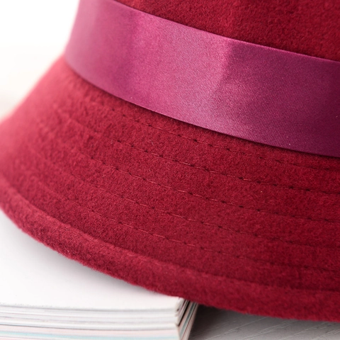 Elegante Cappello a Campana Vintage in Feltro di Nylon per Donna Con Decorazione a Rosa e Velo a Rete Stile Britannico Invernale Caldo