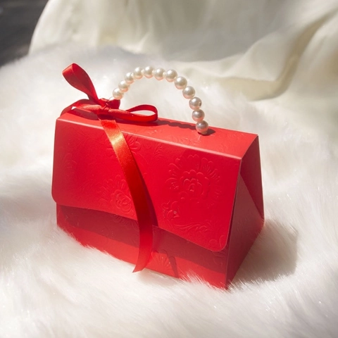 European Style Wedding Candy Gift Box With Faux Artificial Pearl Handle And Ribbon Bow Embossed Paper Handbag For Party Favors