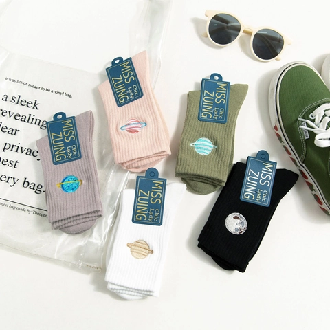 Damen Preppy-Stil Planet Stickerei Mittlere Socken Japanische Baumwolle Atmungsaktiv Casual Bonbonfarbene Crew-Socken