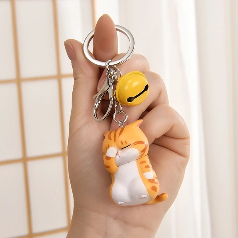 Süße Cartoon Katze Schlüsselanhänger Harz Schüchterne Katze Anhänger Metall Glocke Tasche Charme Neuheit Tier Geschenk