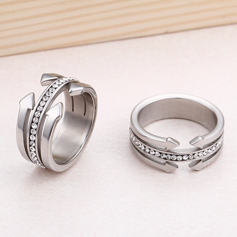 Anello In Acciaio Inossidabile Con Motivo A Freccia Placcato Oro 18K Multistrato Incrociato Con Zircone Bianco Da Donna