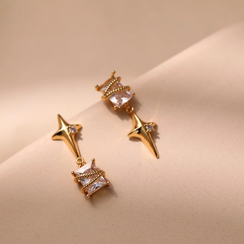 Pendientes de Botón de Cobre y Strass con Forma de Estrella y Cuadrado Chapados en Oro Asimétricos Geométricos Mujer