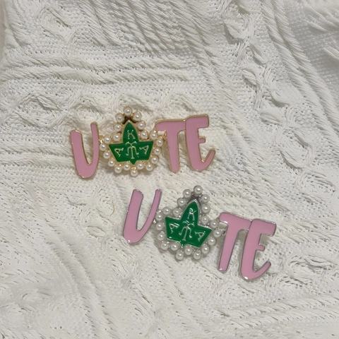 VOTE Letter Brooch Alloy Enamel Greek Letter Ivy Leaf Imitation Artificial Pearl Lapel Pin Fashion Jewelry Women