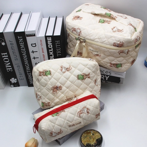 Gesteppte Kosmetiktasche Süßes Teddybär Blumenmuster Große Kapazität Toilettenartikel Organisator Reisebeutel Make-Up Fall Damen