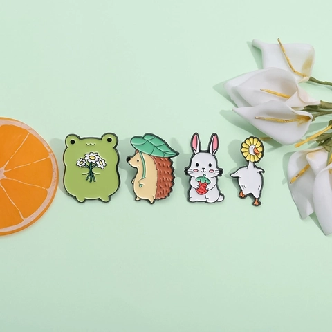 Lindo Pasador de Esmalte de Animales de Dibujos Animados Aleación de Zinc Rana Erizo Conejo Ganso Broche Insignia Para Ropa Mochila