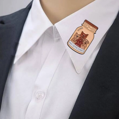 Lindo Broche de Perros de Dibujos Animados En Botella Aleación de Zinc Esmaltado Pin Insignia Antidepresivos Para Ropa Bolso