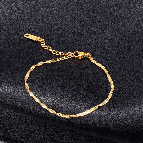 Bracciale A Catena Ritorta Minimalista Ondulazione Dell'acqua Acciaio Al Titanio Placcato Oro 18K Gioielli Eleganti Per Donne