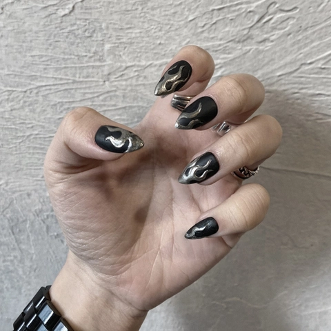 Unghie Finte Nere Opache Con Motivo A Fiamma Argentata Forma Mandorla Stiletto Stile Gotico Y2K Punk Unghie Lunghe Donne