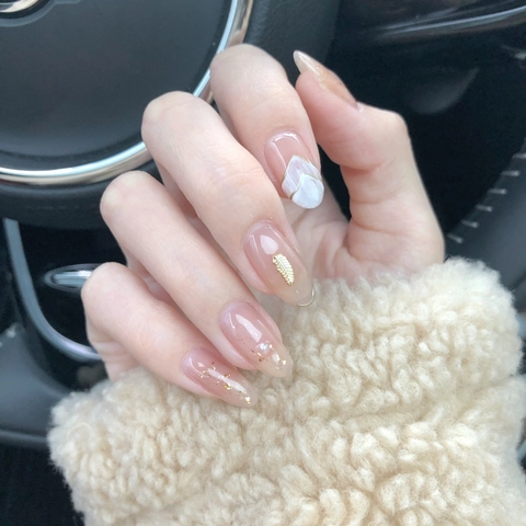 Glossy Nude Pink Gradient Press On Nails With Elegant White Flower And Golden Feather Decor Oval Artificial Fingernails