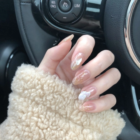 Glossy Nude Pink Gradient Press On Nails With Elegant White Flower And Golden Feather Decor Oval Artificial Fingernails
