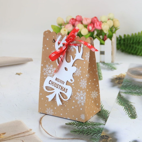 Weihnachts Geschenktüten Aus Kraftpapier Mit Schneeflockenmuster Roter Schleife Und Weißen Anhängern Partyverpackung