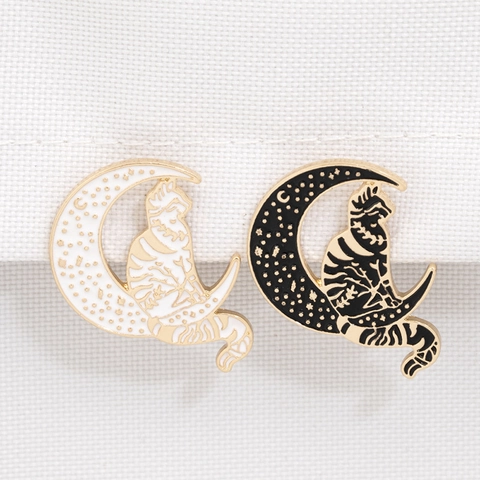 Broche En Émail Chat Assis Sur La Lune Épingle En Alliage De Zinc Badge Animal Style Punk Bijoux De Revers