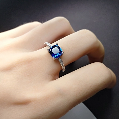 Anillo Con Piedra Preciosa Cuadrada Cobre Plateado Cuatro Garras Acento Circonita Elegante Joyería De Moda Para Mujeres