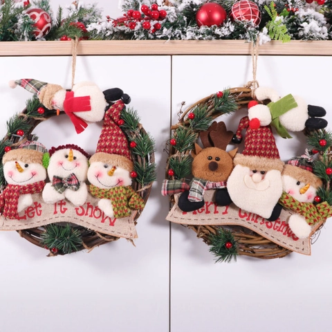 Ghirlanda Di Natale Appesa In Rattan Con Bambole Di Peluche Babbo Natale Pupazzo Di Neve Renna Aghi Di Pino Bacche