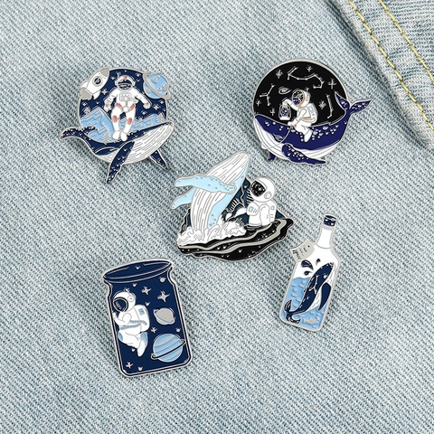 Broche de Aleación Esmaltada Dibujos Animados Astronauta y Ballena Personalizado Serie Espacio Cielo Estrellado Broche Botella a la Deriva Insignia para Decoración de Ropa Bolsa