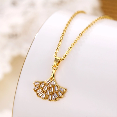 Collana Con Pendente A Foglia Di Ginkgo A Forma Di Ventaglio Rame Placcato Oro 18K Con Zircone Elegante Catena Per Clavicola Per Donna