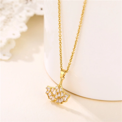 Collana Con Pendente A Foglia Di Ginkgo A Forma Di Ventaglio Rame Placcato Oro 18K Con Zircone Elegante Catena Per Clavicola Per Donna