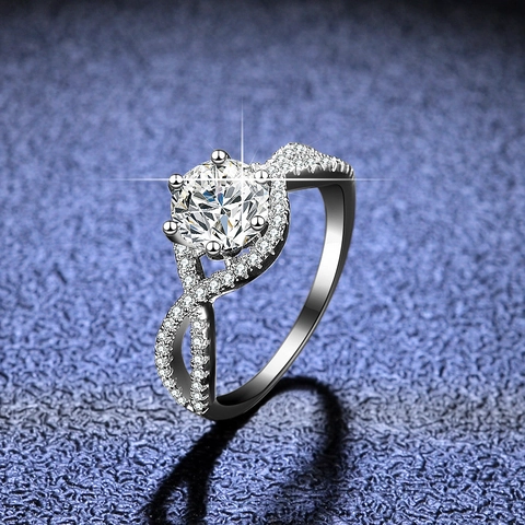 Anello in Argento Sterling 925 per Donna Sei Griffe Rotondo 1 Carato Moissanite Strass Fascia Intrecciata Matrimonio Gioielli
