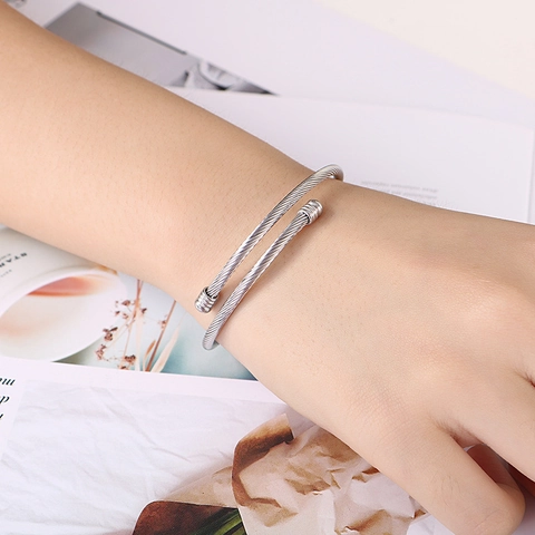 Bracciale A Cavo Torsolo In Acciaio Inossidabile Bangle Aperto Regolabile Gioielli Da Donna Moda Minimalista
