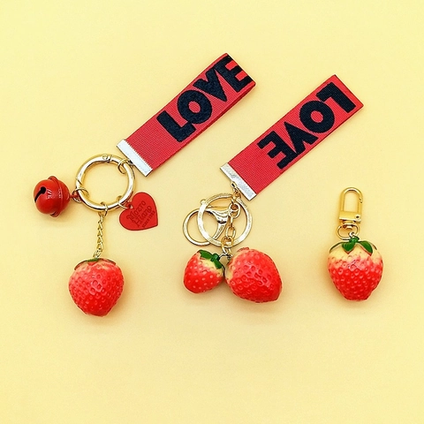 Aardbei Sleutelhanger Hars Realistische Fruit Hanger Met Rood LOVE Lint Bel Hart Label Tas Decoratie